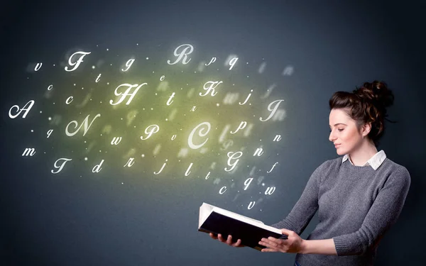Ung dam håller bok med bokstäver — Stockfoto