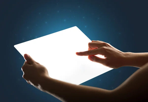 Händer att vidröra en glasliknande tablett — Stockfoto