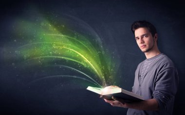 Genç adam dalga ile kitap