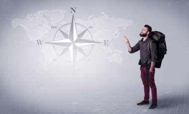 Sırt çantalı genç adam.