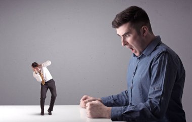 Genç işadamı minyatür işadamı ile mücadele