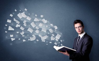 genç adam tutarak kitap 