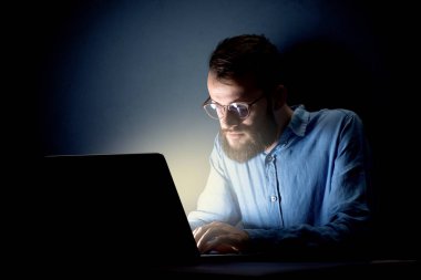 İşadamı gece ofiste