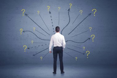 Çizgiler ve soru işareti önünde duran işadamı konsantrasyon işaretleri