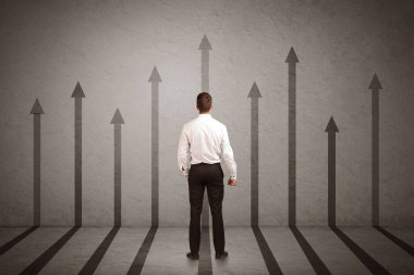 Satış kişi oklar duvar kavramı üzerinde bakarak