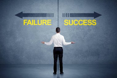 Başarı ve başarısızlık ok conce önünde duran işadamı