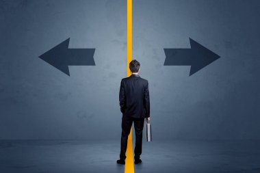 İş kişi bir çığlık tarafından ayrılmış iki seçenek arasında seçme