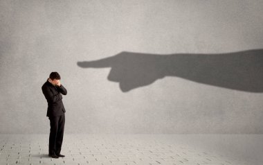 İş kişi ona konsantrasyon gösteren büyük gölge ele arıyorsunuz