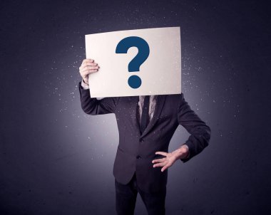 soru işareti olan kağıt tutan işadamı