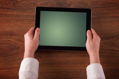 Tablet tutan eller iş