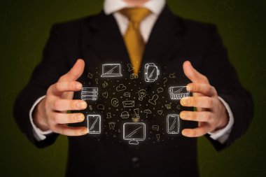 Ağ simgeleri tutan işadamı