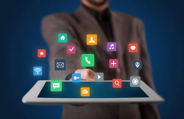 Бизнесмен держит планшет с мультимедийной концепцией — стоковое фото