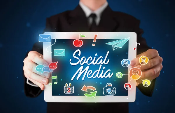Empresário segurando tablet com gráficos de mídia social — Fotografia de Stock