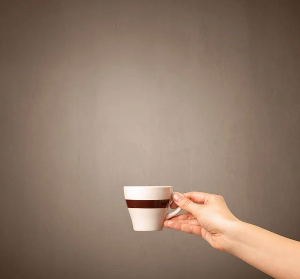 Taza de café de mano femenina — Foto de Stock