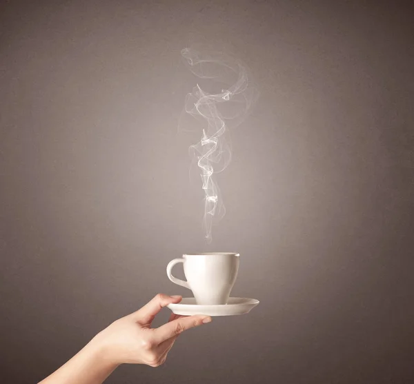 Женщина держит чашку кофе за руку — стоковое фото