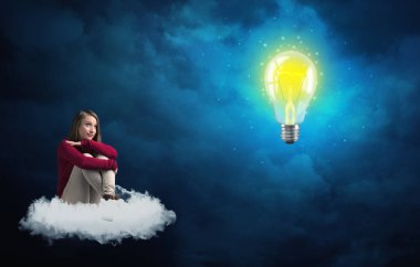 Bir bulut tanımak büyük ampul, üzerinde oturan kadın