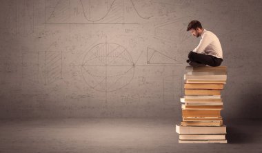 Kitaplar üzerinde oturan işadamı