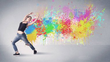 Renkli genç bir sokak dansçısı.