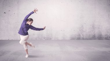 Boş geçmişi olan güzel bir şehir dansçısı.