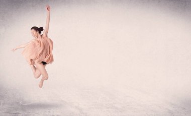 Modern balerin boş arka planla sanat atlayışı yapıyor.
