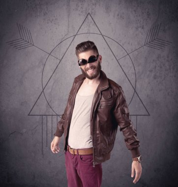 Sıradan komik erkek cep telefonu kullanıyor.