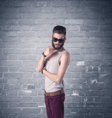 Tuğla şehir duvarının önünde manken.