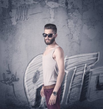 Graffiti duvarında duran manken.