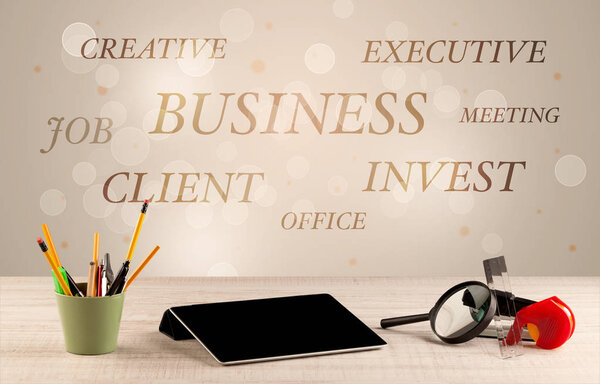 Рабочий стол с надписью на стене