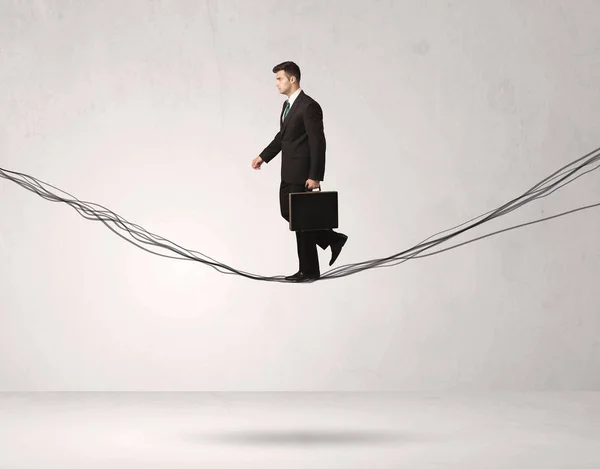 Balanceo de personal de ventas sobre cuerdas atadas — Foto de Stock