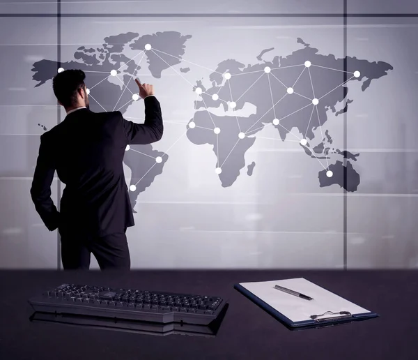 Persona de negocios dibujando puntos en el mapa del mundo — Foto de Stock