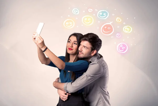 Szczęśliwa para biorąc selfie z smiley — Zdjęcie stockowe
