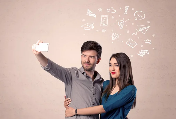 Para robiąca selfie z ilustrowanymi myślami — Zdjęcie stockowe