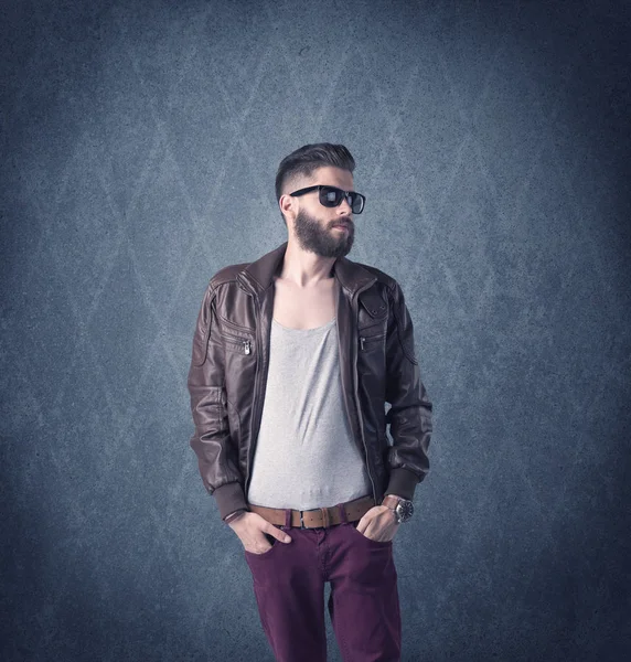 Szakállas hipster áll elegáns ruhákban — Stock Fotó