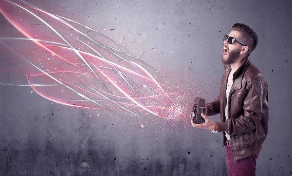 Kamera ve parlak çizgileri olan zarif bir hippi.