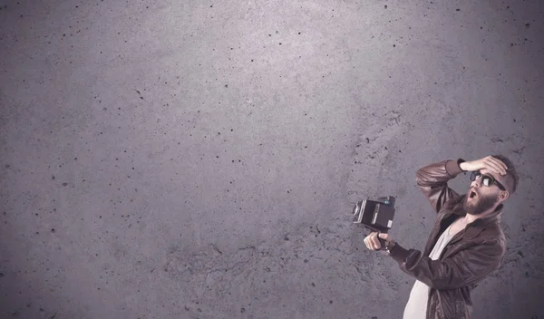 Hipster guy with vintage camera and beard — Stock Photo, Image