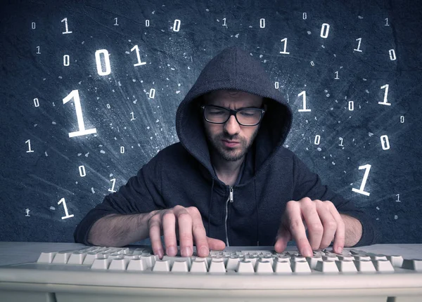 Intruso en línea geek chico piratería códigos —  Fotos de Stock