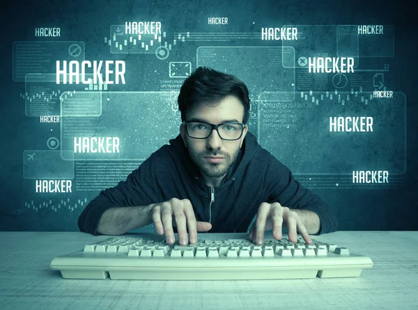 Hacker avec clavier et lunettes — Photo