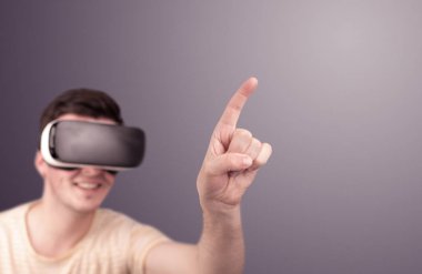 Adam sanal gerçeklik gözlüğü takıyor.