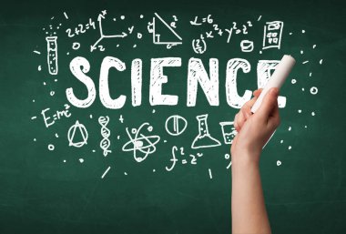 Olgun bilim adamı gemide çizim yapıyor.