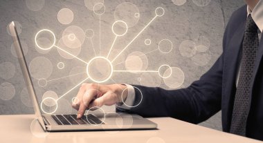 Dizüstü bilgisayarda yazan bilim işçisi