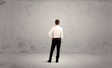 İş adamı boş kentsel alanda kayboldu