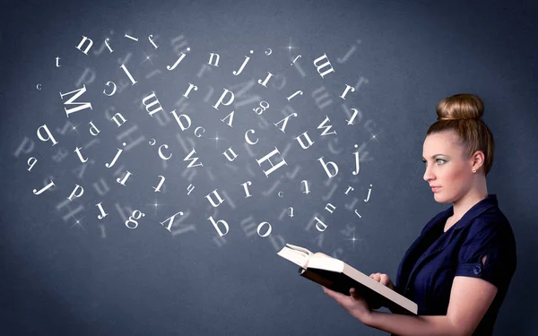 Jonge dame houdt boek met letters — Stockfoto
