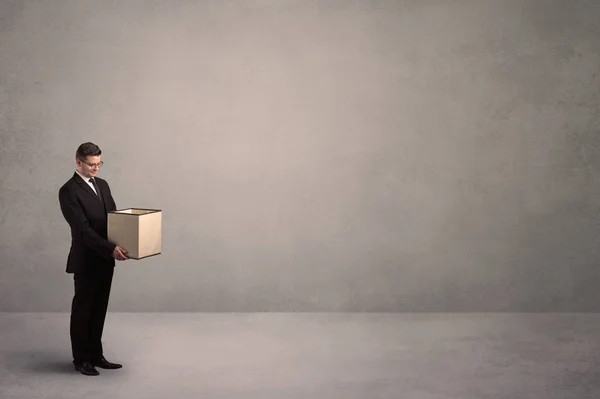 Empresario con caja vacía — Foto de Stock