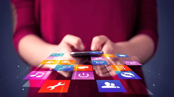 Mujer sosteniendo el teléfono inteligente con iconos de aplicación de colores —  Fotos de Stock