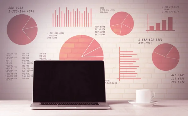 Ofis Masası satış pasta grafikleri ile laptop — Stok fotoğraf