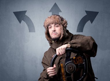 Elinde direksiyon tutan adam