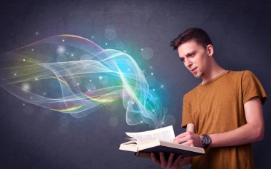 Genç adam kitap dalgalar ile
