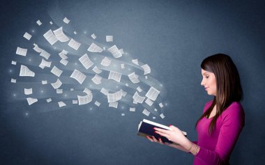 Genç Bayan holding kitap 