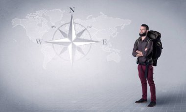 Sırt çantalı genç adam.