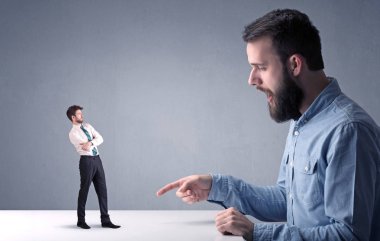 Genç işadamı minyatür işadamı ile mücadele